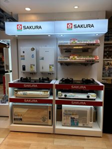 The newly revamped SAKURA counter has relocated near the supermarket entrance. With a larger space and a wider selection, it now showcases the complete SAKURA product range, including gas stoves, built-in hobs, range hoods, water heaters, dish sterilizer, and dishwashers. On-site SAKURA promoters are ready to provide you with detailed product introductions. We warmly welcome you to visit us in person.